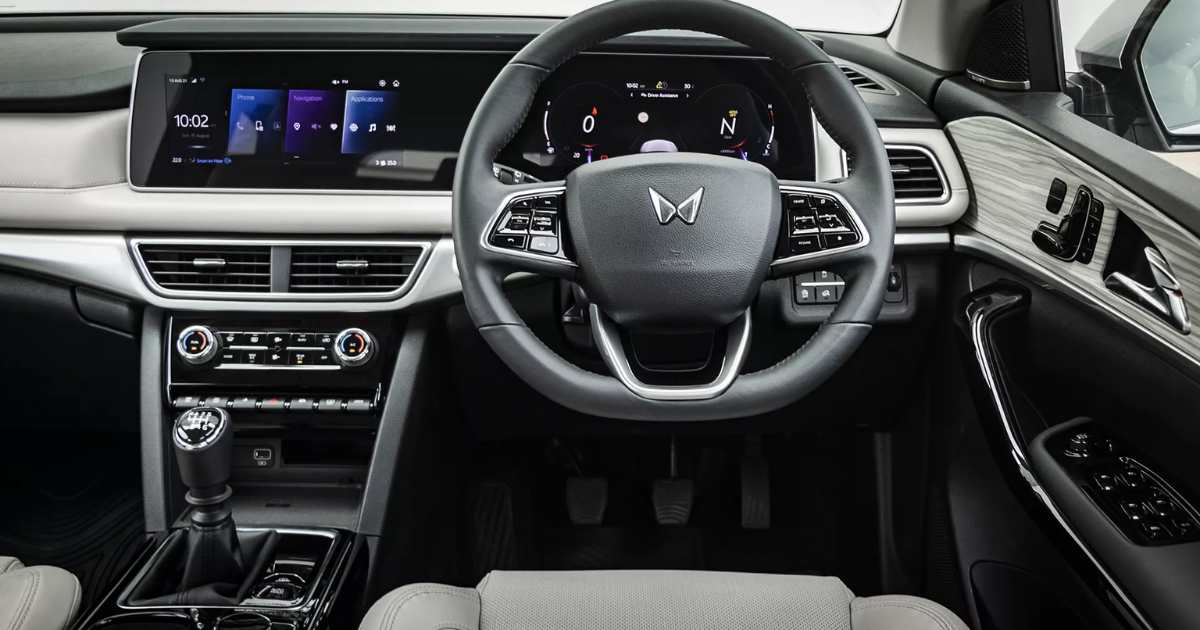 Specs Showdown: MG Hector Style vs Mahindra XUV700 MX 5-seater - close-up
