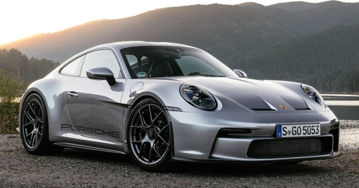 The Evolution of an Icon: Porsche 911's Hybrid Debut - midground