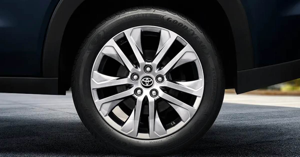 Explore the Toyota Innova Hycross GX (O) 7-Seater Through 7 Images - back