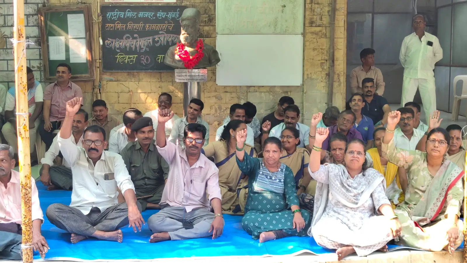 Rashtriya Mill Mazdoor Sangh representatives addressing workers during the agitation.
